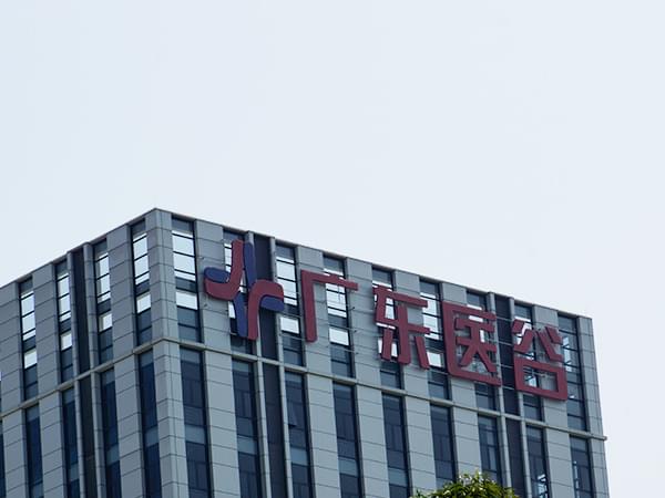 樓頂外露沖孔發(fā)光字-卓盛標(biāo)識(shí)